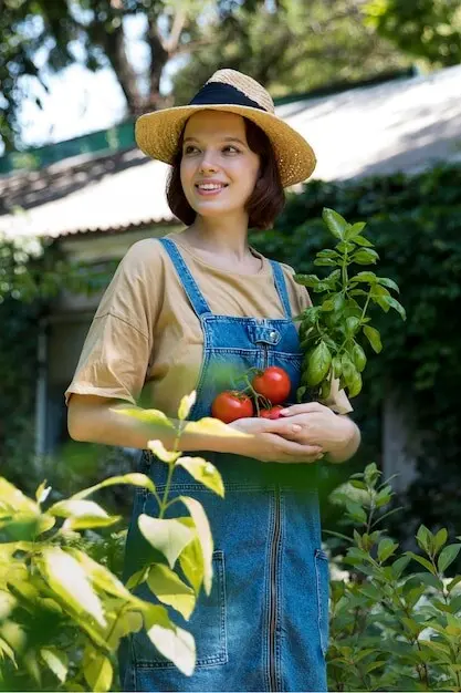 彼女の温室でひとりで働く女性農家のポートレート